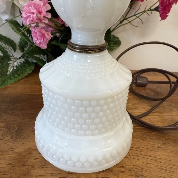 Vintage Milk Glass Table Lamp Beaded Pattern Pedestal Base Mid-Century Cottage - Picture 3 of 6